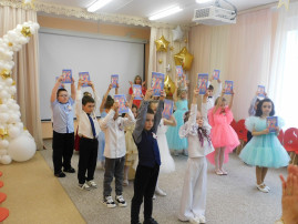 Мы провели второй выпускной Мы провели второй выпускной.